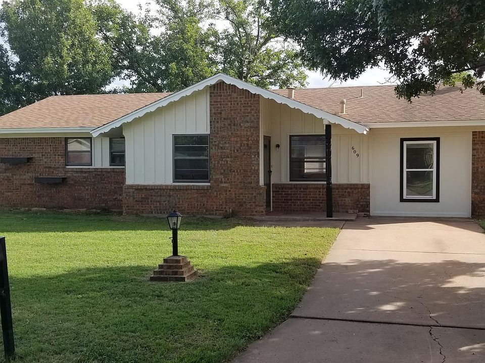 1st image of 609 W Rebecca Ave