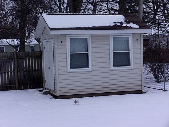 3rd image of 206 Pioneer Ave