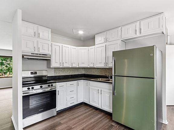 2nd image of 1006 Longfellow Ln