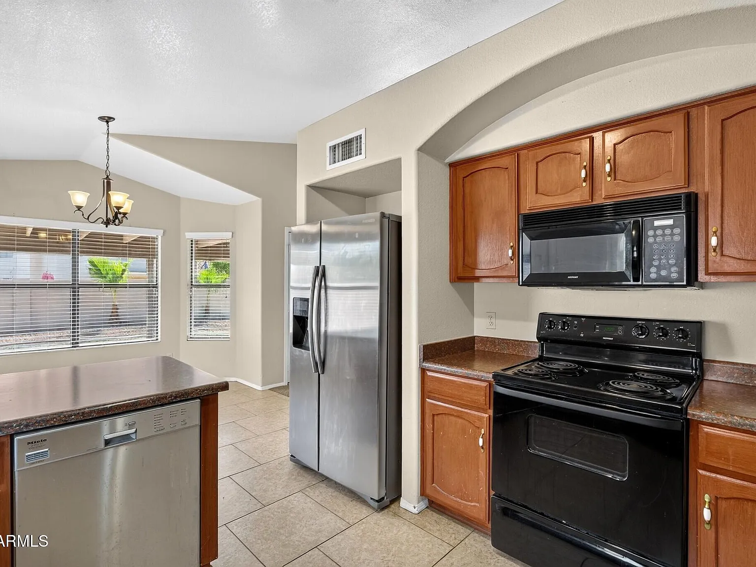 3 bed, 2.0 bath, 1633 sqft, $2,200 — Photo 3