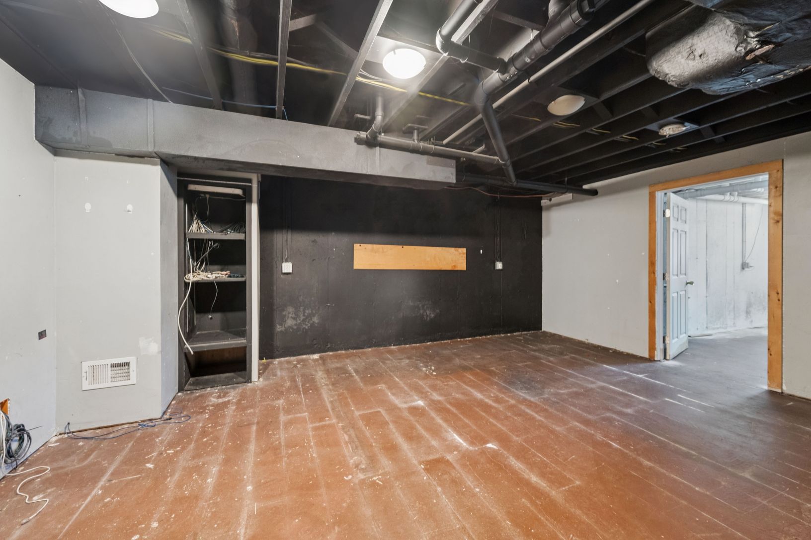  Part of basement,in total ca 800 sqft that can be finished