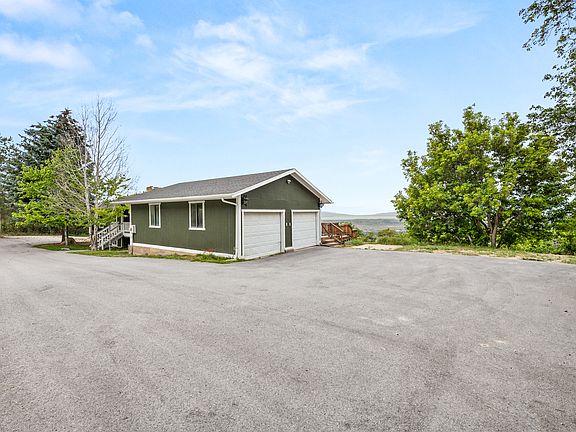 5th image of 140 E Spring Dr