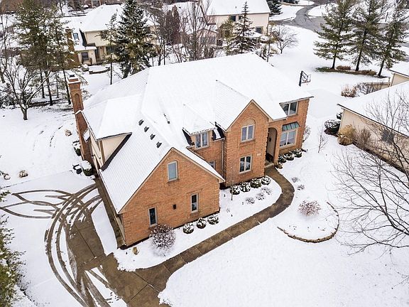 4th image of 670 Chatsworth Ct