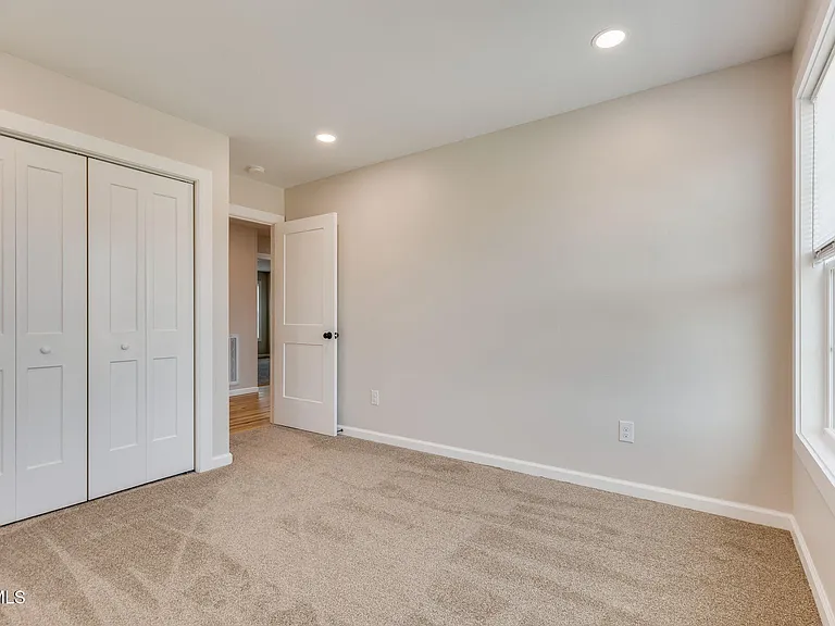 300 Robin Hood Ln — Photo 25