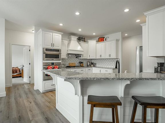 3rd image of 110 Settlers Ln