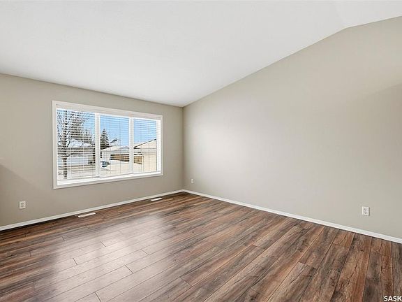 4th image of 626 Peterson Cres