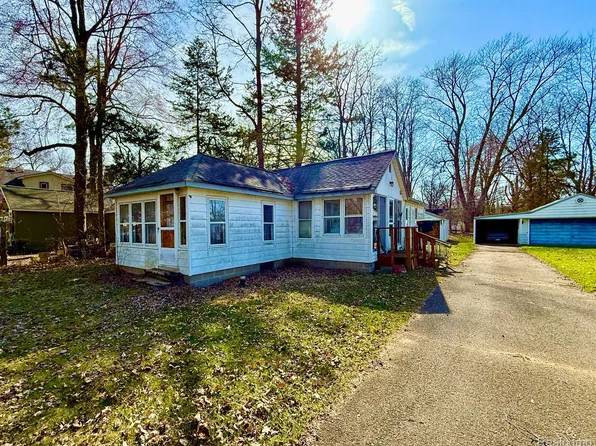 1874 Portlock Ave, Commerce Township, MI 48382