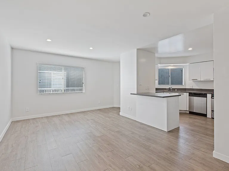 810 Crenshaw — Photo 16