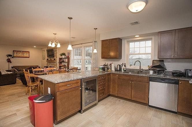 2nd image of 39 Mount Vernon St