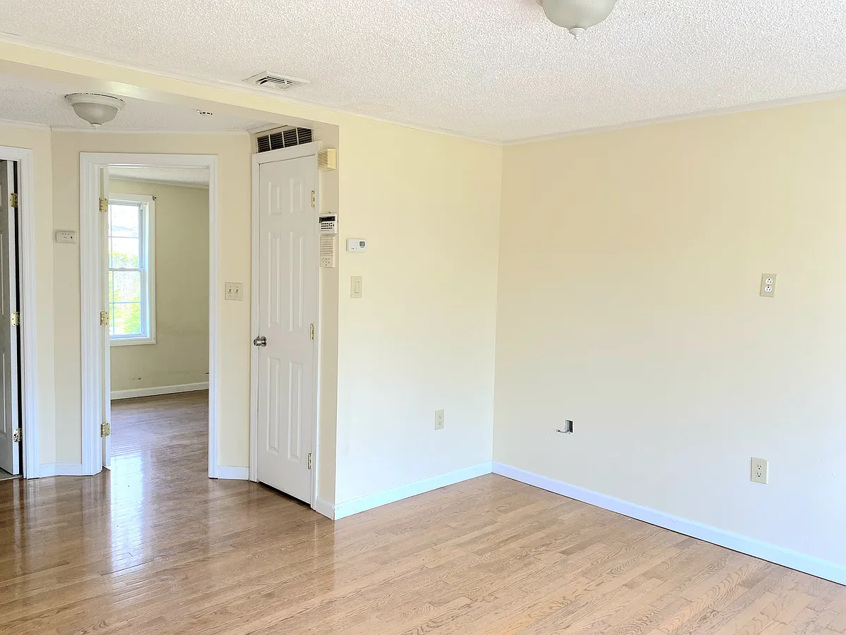 Building Photo - 161 Maple St #2
