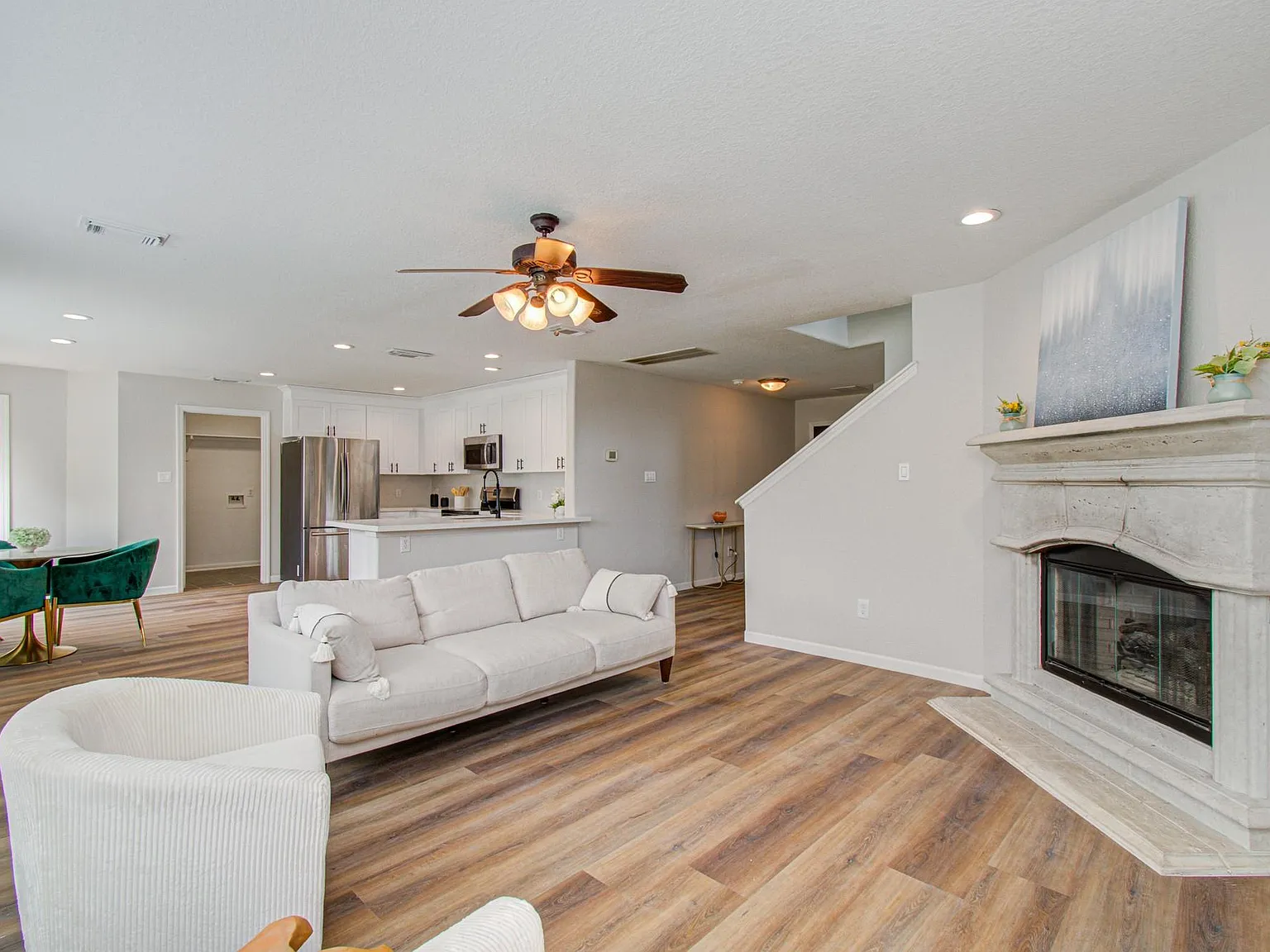 3 bed, 2.5 bath, 2164 sqft, $2,350 — Photo 1