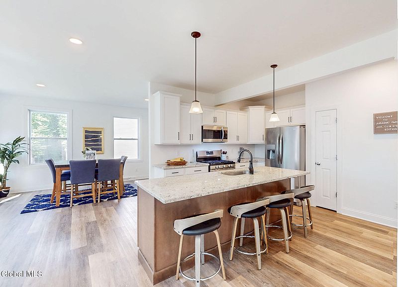 5th image of 12 Basswood Court