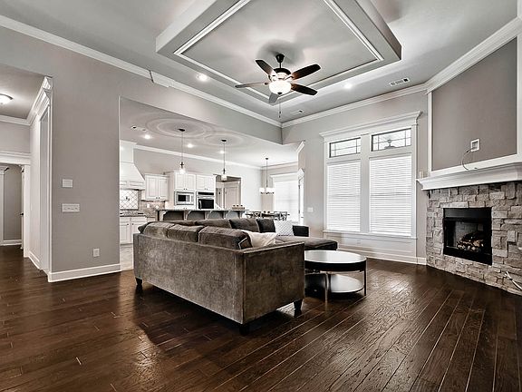 3rd image of 921 Little Osage Ave