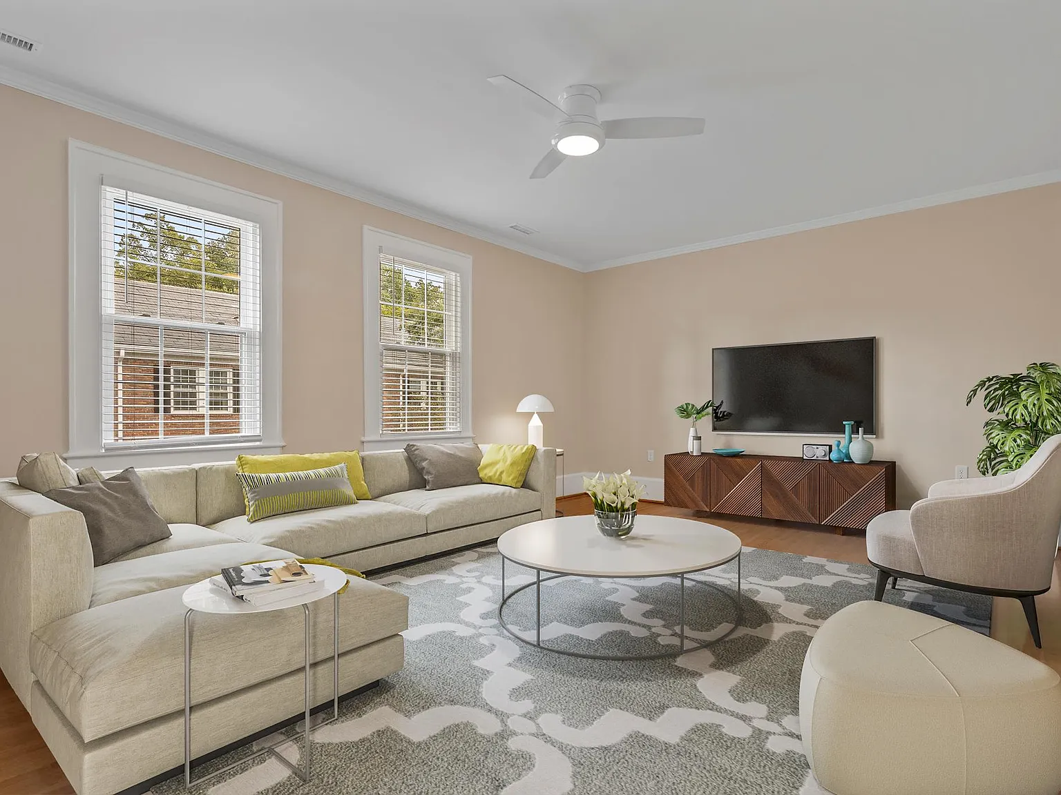522 Hawthorne Ln — Photo 3