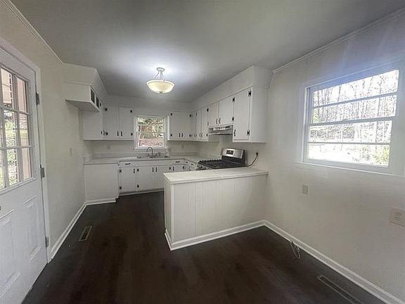 5th image of 105 Charlesworth Ave