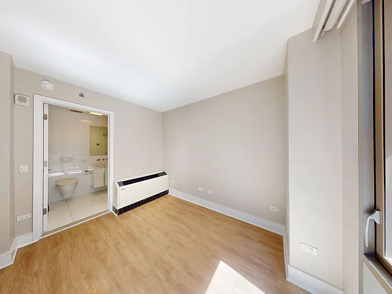 237 E 34th St #1502 — Photo 9