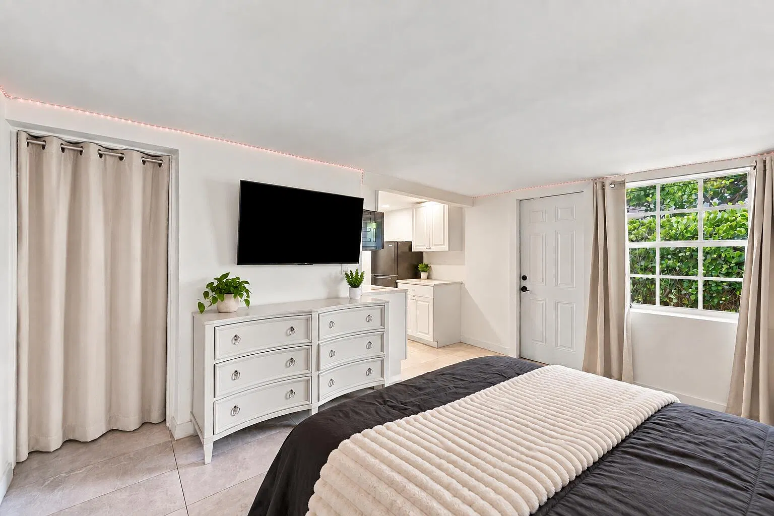 1 bed, 1.0 bath, 324 sqft, $1,400 — Photo 3