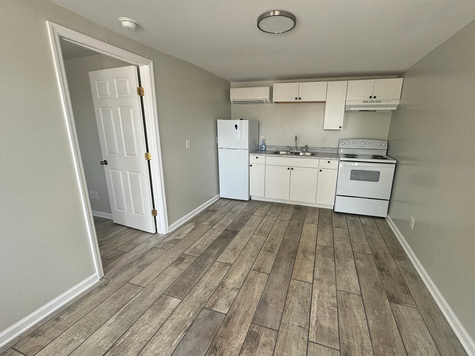 1 bed, 400 sqft, $875 — Photo 1