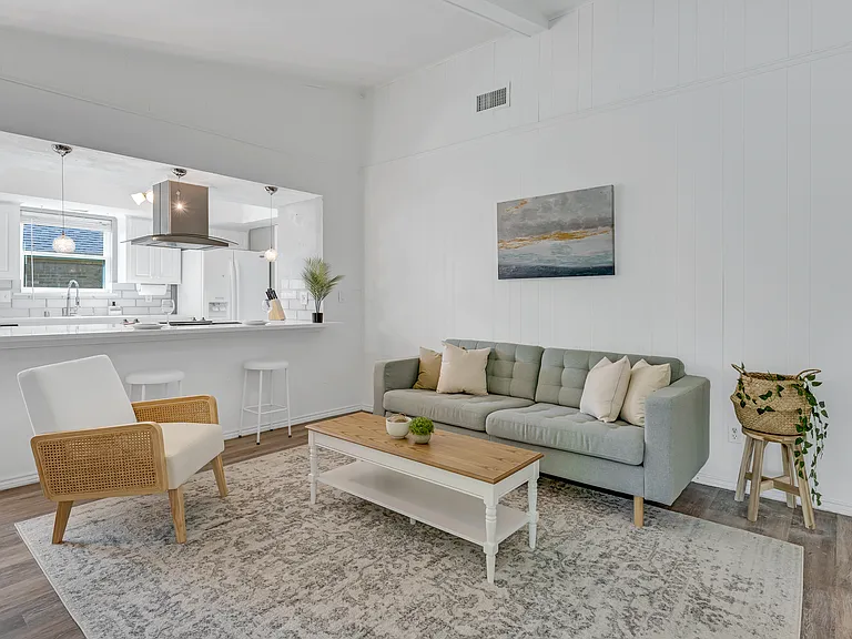 Woodcrest Ln — Photo 8