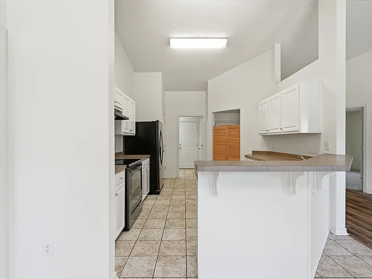 2030 Hawthorne Dr — Photo 11
