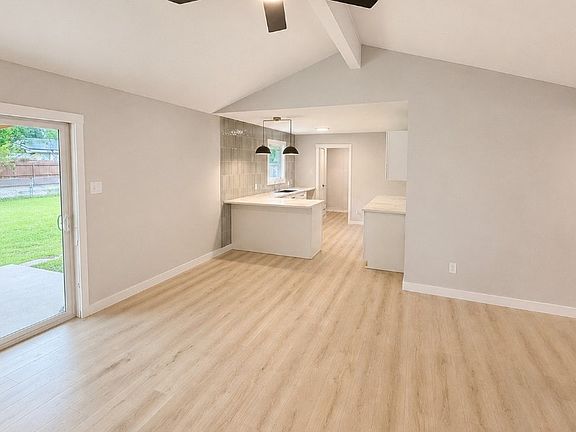 5th image of 1221 Greenway Dr