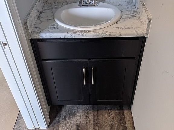 Main floor bathroom (2)