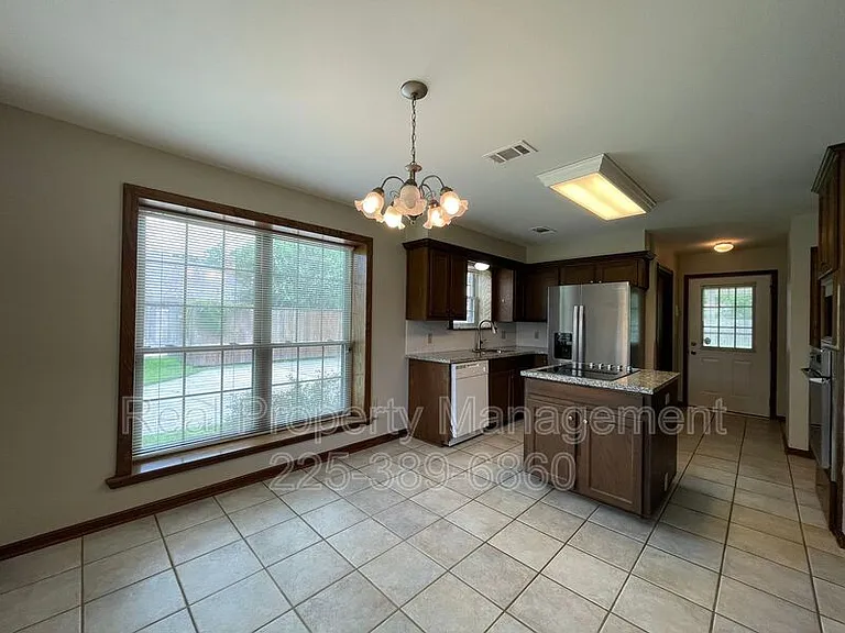 2422 Riverside Dr — Photo 2