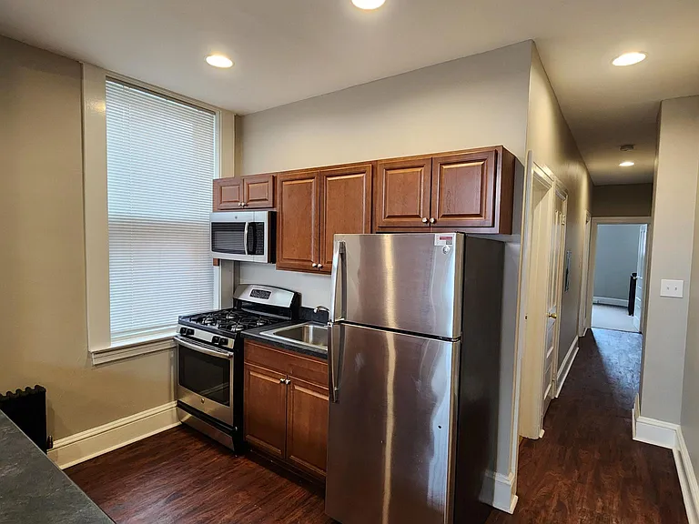 228 W Chestnut St — Photo 2