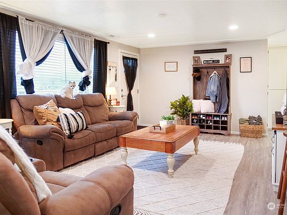 4th image of 819 S Fairbanks Drive