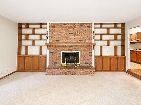 3rd image of 816 E Tulip Ln