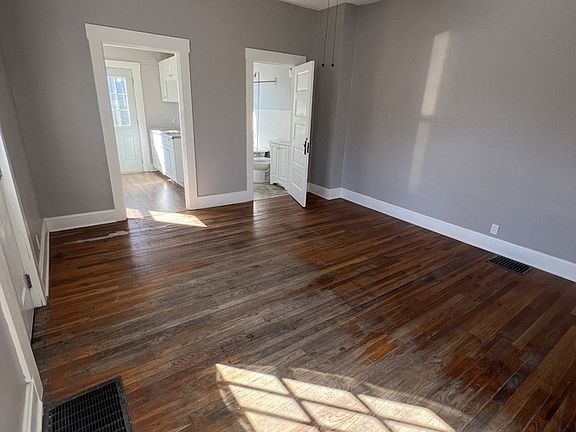 4th image of 2126-2128 Queen Ave
