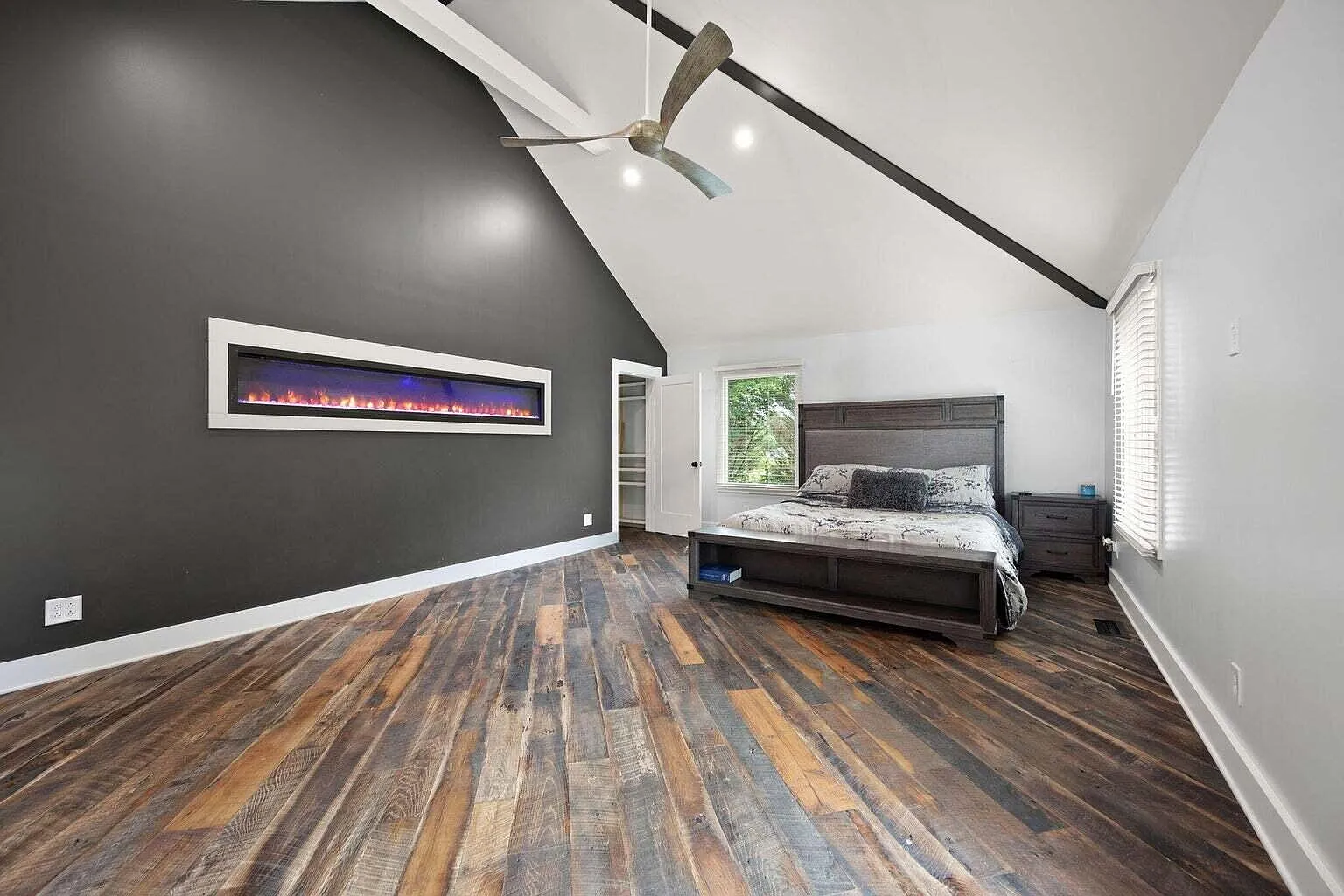 3 bed, 4.0 bath, 3967 sqft, $4,750 — Photo 3