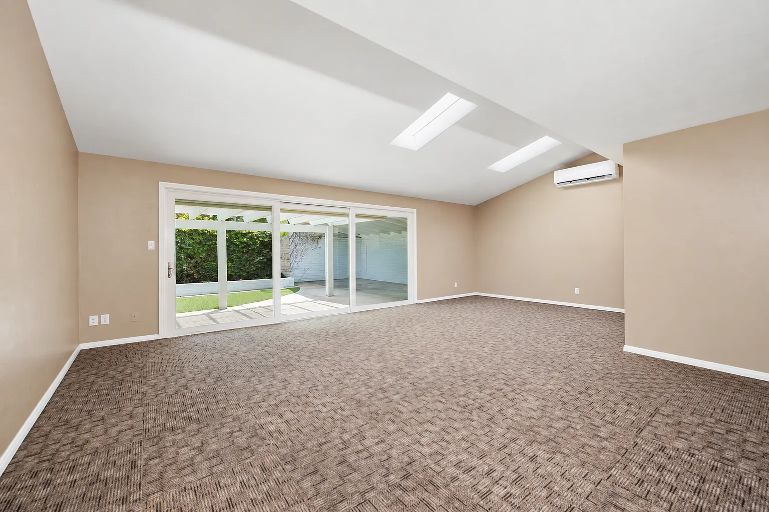 5 bed, 1700 sqft, $6,300 — Photo 2