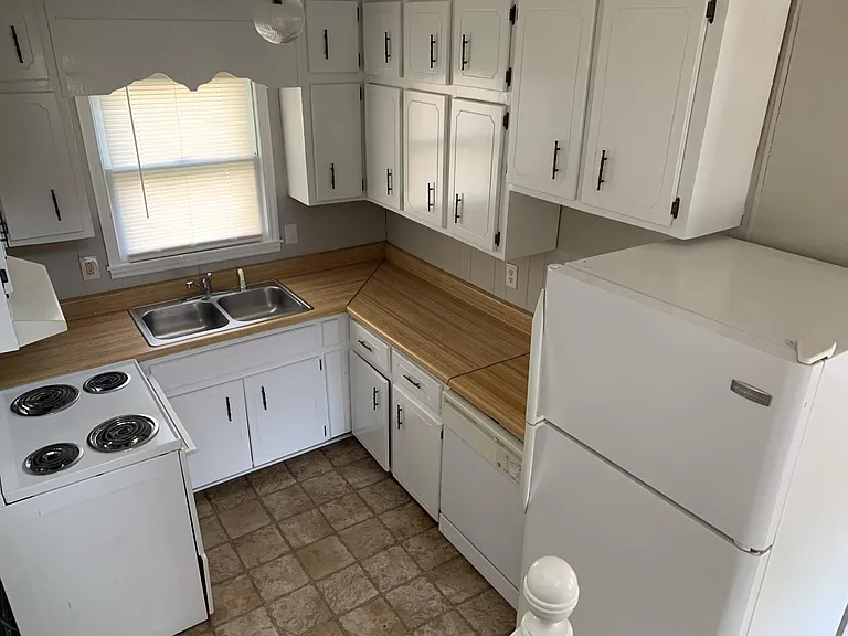 922 Sparkman St NW #B — Photo 1