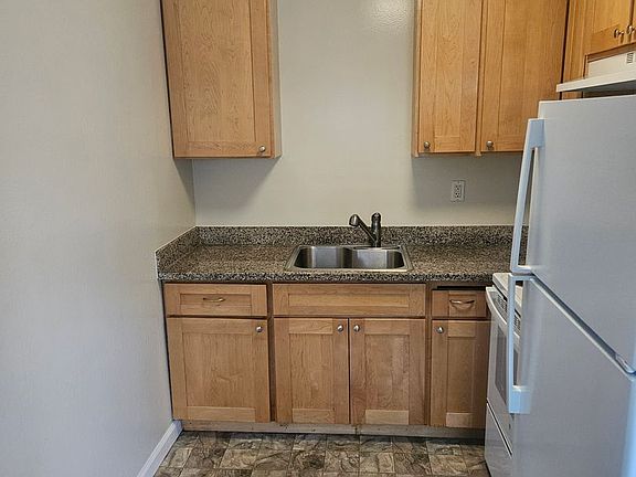 2nd image of 422 Redwood Ave #3