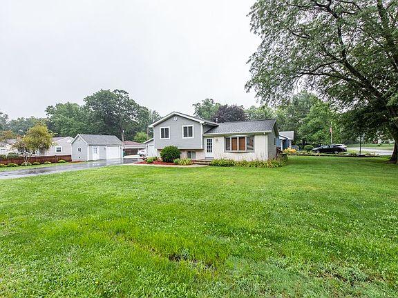 3rd image of 33461 N Evergreen Dr