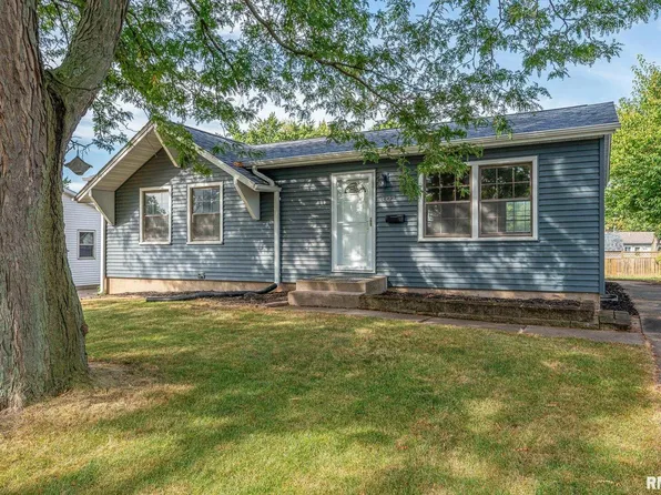 3322 Clover Hills Dr, Bettendorf, IA 52722
