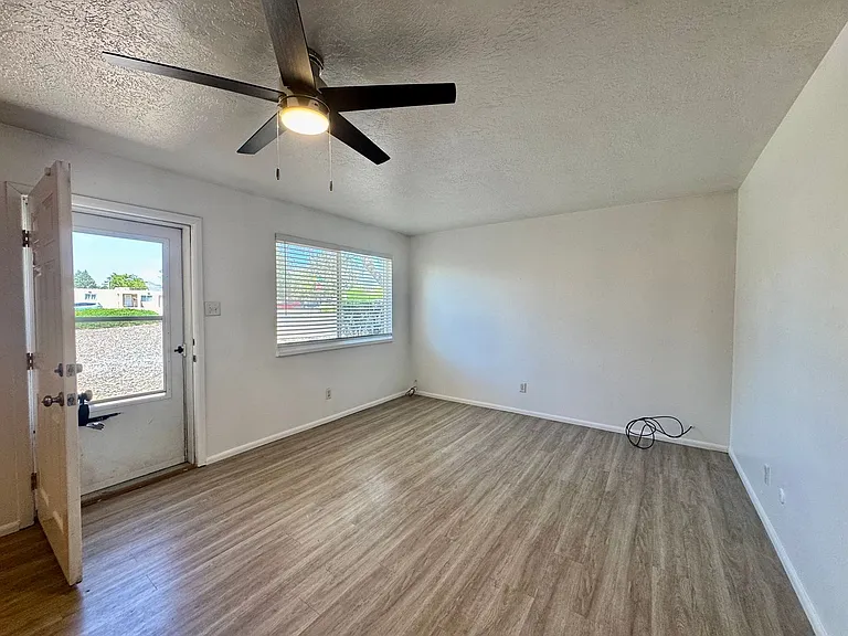 9408 Candelaria Rd NE — Photo 2