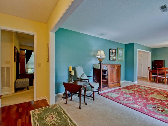 5th image of 102 Donaldson Dr