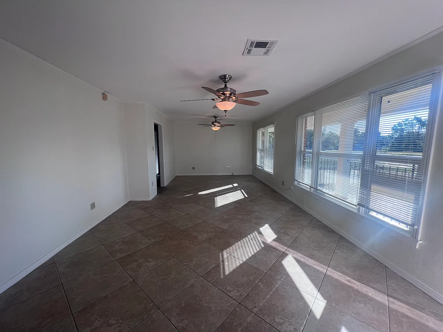 3 bed, 2262 sqft, $2,200 — Photo 2