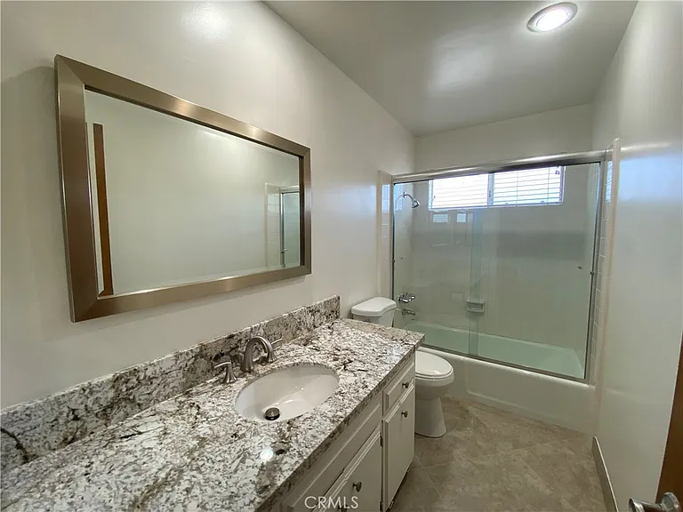 551 W 40th St — Photo 8