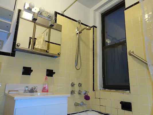 Sold by Thomas Lipovetsky, LREB | media 33