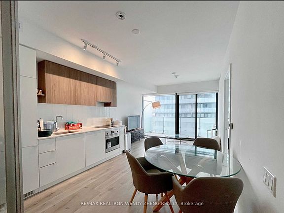 5th image of 161 Roehampton Ave #1207