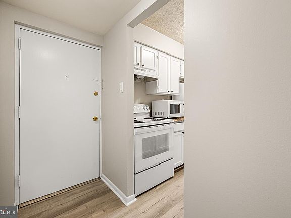 4th image of 2410 Pond View Dr Unit 2410