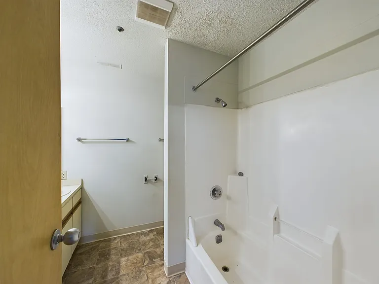 Chesterfield Apartments — Photo 12