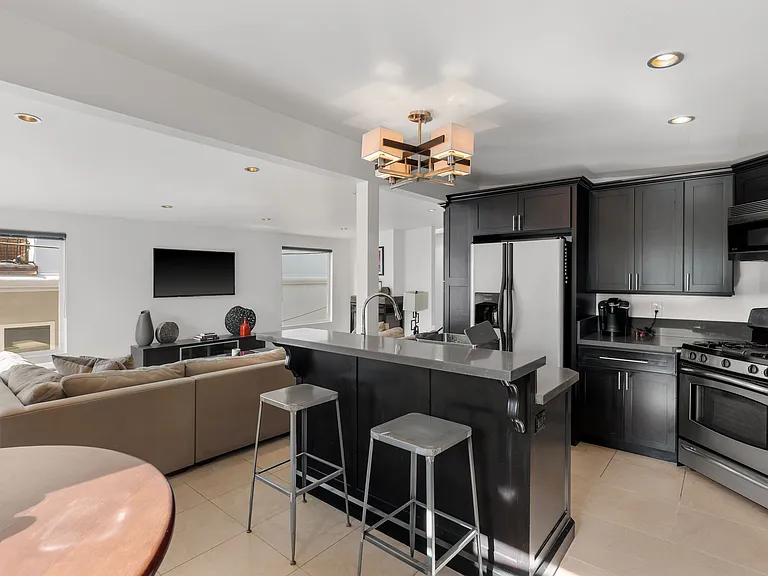217 Seaview St — Photo 3