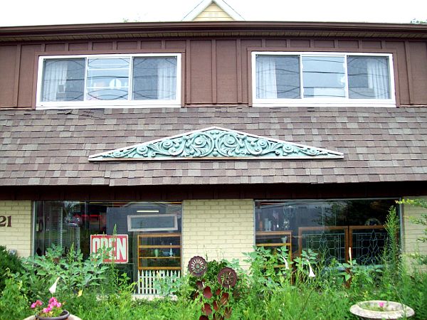 NO copper pediment on roof 