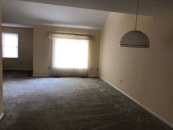 5th image of 586 E Cypress St