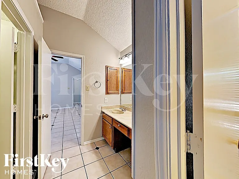 4949 Oak Hollow Dr — Photo 10