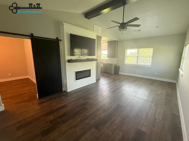 15196 Farm Road 1055 — Photo 6